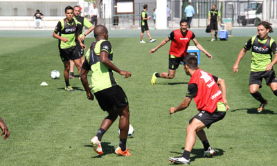 Los jugadores pelean por el balón durante un entrenamiento 