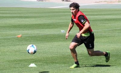 Mainz persigue el balón durante el entrenamiento (GRJ)