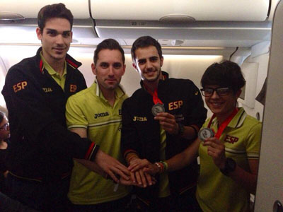 Los representantes accitanos muestras las medallas conseguidas en China 