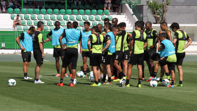 Alcaraz dando instrucciones durante el entrenamiento (GRJ)