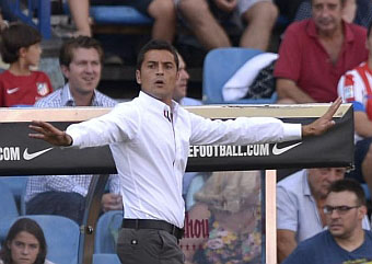 Francisco da instrucciones desde la banda 