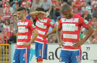 Fran Rico, Ilori y Brahimi cabizbajos tras el partido (JOSÉ M. BALDOMERO)