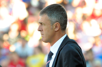 Lucas observa el encuentro desde el banquillo (J. M. BALDOMERO)