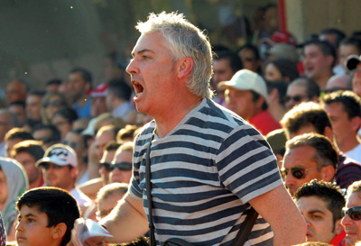 Un aficionado muestra su malestar desde la grada (BALDOMERO)