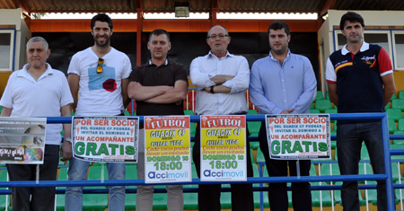 Los protagonistas posan en el estadio Municipal de Guadix con los carteles (UBRIC)