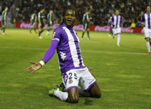 Manucho celebra un gol con el Valladolid