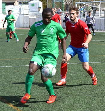 Segun intenta controlar en un encuentro contra el Churriana (LAZARO)