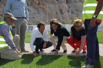 Visita de las autoridades locales a las obras del campo de fútbol 