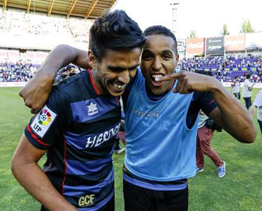El Arabi y Recio celebran la permanencia del Granada en Pucela (TERRA)