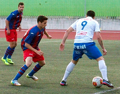 Juanfran controla el balón de espaldas ante dos contrarios (MARCE CASTILLO)