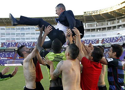 Alcaraz es manteado por sus jugadores tras cosneguir la permanencia (GRANADA CF)