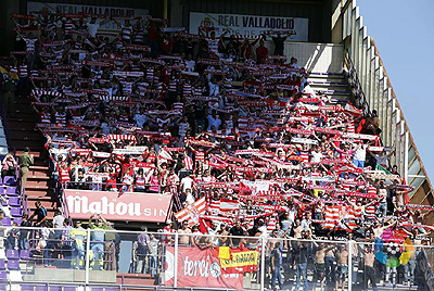 Unos 400 aficionados acompañaron al equipo en Valladolid (GRANADA CF)