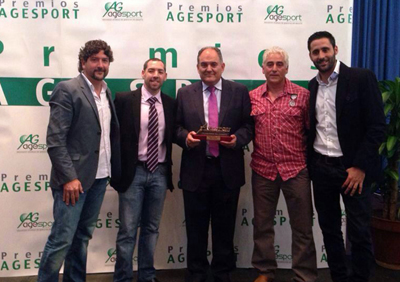 Entrega del galardón a los representantes hueteños 
