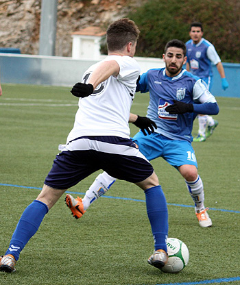 El Almuñécar 77 a un pasito del título. MANU LÓPEZ