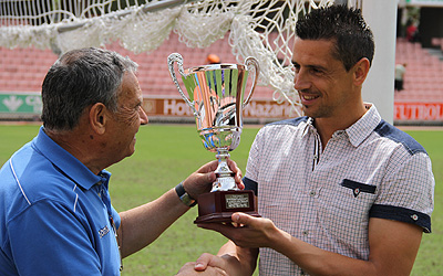 Roberto recibe el trofeo de manos de Gabriel Rosario Lázaro (GRJ)