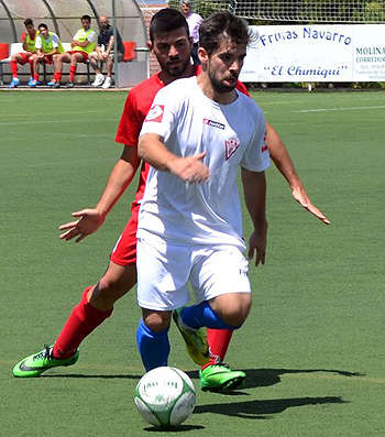 Un jugador vándalo presionado por otro local (LÁZARO)