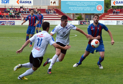 Álvaro Santos y Garrido pugnan con un jugador del Alzira 