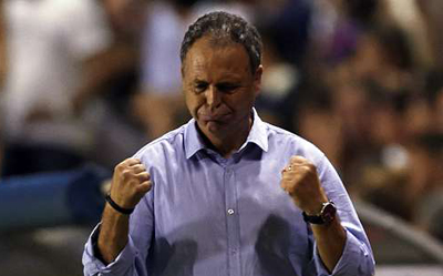 Caparros celebra un tanto con el Levante 