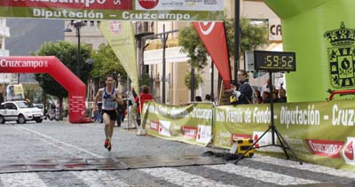 Fernández entrando primero en la meta 