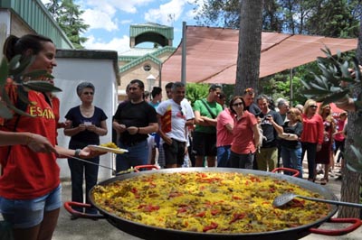 Padial sirvió paella a todos los asistentes 