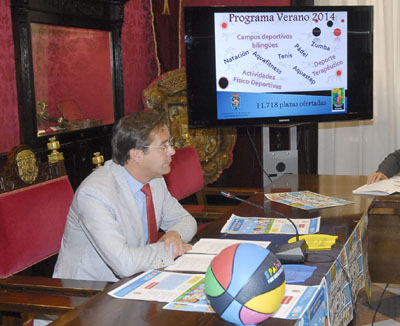 Granados en la presentación del programa de actividades de verano 