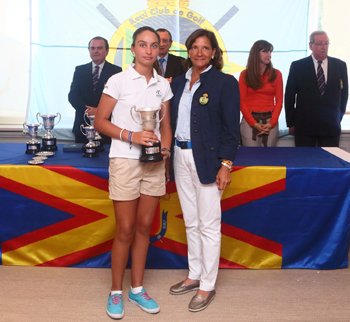 María Robles recibiendo su trofeo 