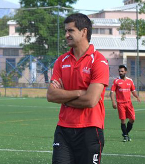 Torrecilla sigue un partido desde la banda (LÁZARO)