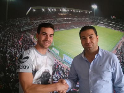 Sergio Martín y Cordero tras la firma de la renovación 