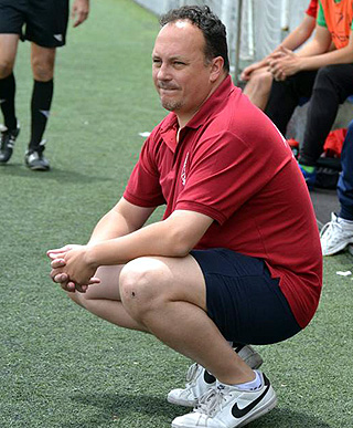 Javi Salguero sigue desde la banda un partido (LÁZARO)