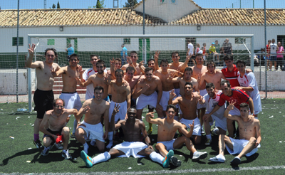 La plantilla accitana celebra su ascenso a Tercera 