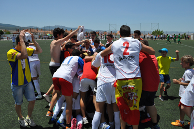 El Guadix celebró por todo lo alto su ascenso a Tercera 
