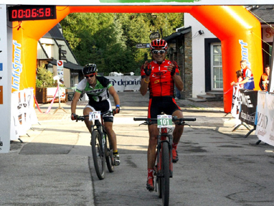 Beltrán atravesando la meta en primer lugar 