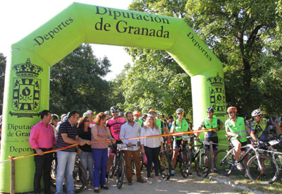 Los participantes preparados para tomar la salida 