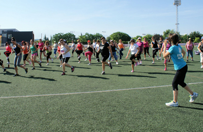 Participantes en una clase de aerobic-zumba