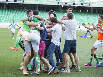 Los jugadores verdiblancos celebran el ascenso 