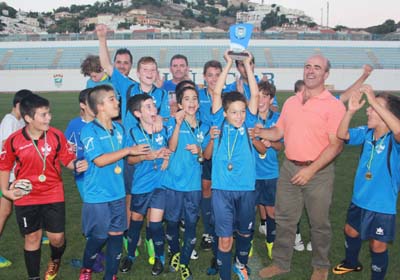 El equipo costero recoge su trofeo de campeón 