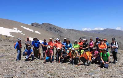 El grupo de senderistas durante una de las paradas del recorrido 
