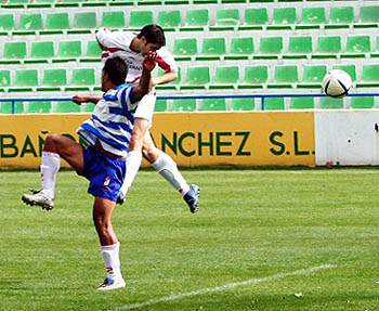 Ubric rematando en el partido de la primera vuelta (GUADIXCF.ES)