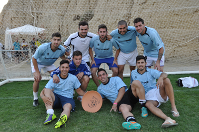 El equipo campeón posa con su trofeo 