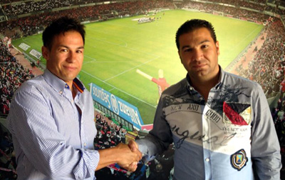 Roberto Valverde estrecha la mano a Juan Carlos Cordero (GRANADA CF) 