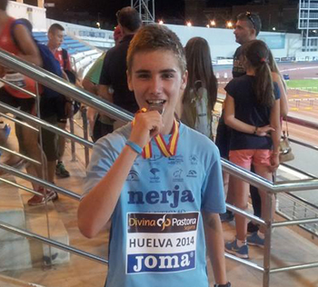Daniel Oliva luce la medalla conseguida en el Campeonato de España 