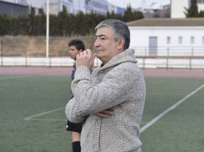 Diego Valero sigue atento desde la banda un encuentro del Albolote 