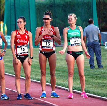 Ainhoa Pinedo, en el centro, antes de tomar la salida 