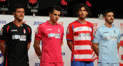 Los jugadores del Granada lucen las nuevas equipaciones (GRJ)