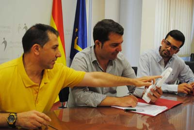 Juan Naveros, Noel López y Marcelo Montoya durante la firma del convenio 