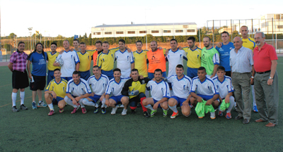 Foto de grupo antes del partido inaugural del torneo 