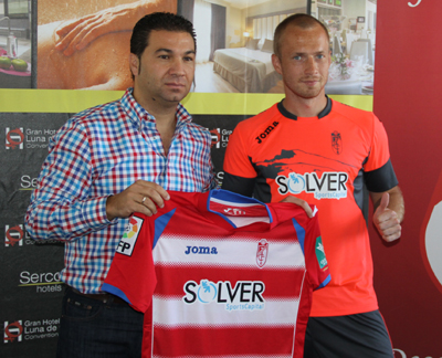 Larsson junto a Cordero durante la presentación del jugador sueco (GRJ)