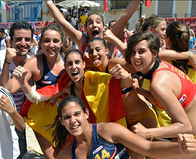 María Barnes Guirado, derecha, celebra el bronce junto a sus compañeras 