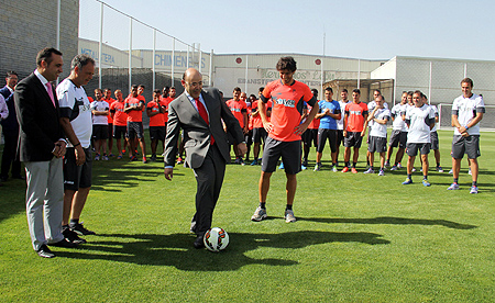 Sebastián Pérez, presidente de la Diputación de Granada, inaugura la instalación deportiva (GRJ)