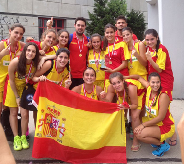El equipo del Regina Mundi celebra el título conseguido 